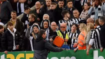 Cứu mạng CĐV đột quỵ, cầu thủ Tottenham yêu cầu trọng tài dừng trận đấu