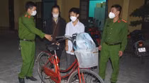 Bé trai lạc đường trong đêm được Công an huyện giúp tìm người thân