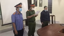 "Bắt tay" với lâm tặc để làm ngơ việc phá rừng