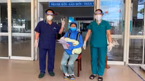 Kỳ diệu bé sinh mổ thiếu tháng và mẹ mắc COVID-19 được xuất viện sau 1 tuần
