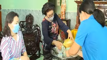 Cụ bà 75 tuổi đập heo đất mua 1 tấn gạo hỗ trợ người cách ly