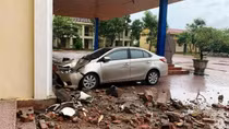 Sập mái trường học đè nát đầu ô tô