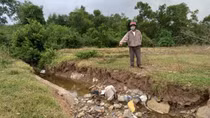 Mồ mả của người dân bị mương thoát nước cuốn trôi