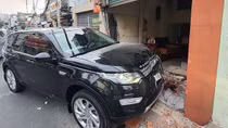 Xe Range Rover tông tử vong người đi đường rồi lao vào nhà