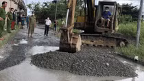 Công an “dặm vá ổ gà" để người dân đi lại thuận lợi