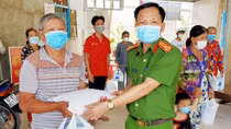 Trung đoàn CSCĐ Tây Nam Bộ tặng quà người dân bị ảnh hưởng dịch COVID-19