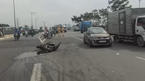Xe phân khối lớn văng xa sau khi tông nát đuôi ô tô