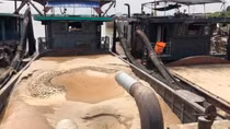 Phát hiện 2 tàu hút cát trái phép trên sông Hồng