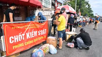 Người dân ùn ùn đi tiếp tế người thân bị cách ly thêm 14 ngày
