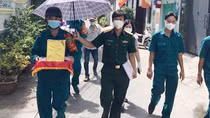 Chuyện về người lính đưa tro cốt nạn nhân COVID-19