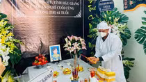 Mẹ qua đời, cán bộ Cảnh sát cơ động nén nỗi đau bái vọng từ xa