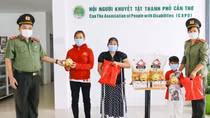 Công an TP Cần Thơ tặng quà Trung thu cho trẻ em khó khăn