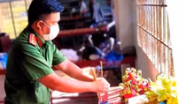 Cán bộ Công an xã lập bàn thờ vọng, tiễn biệt cha tại khu cách ly