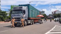 Hai thiếu nữ tử nạn dưới bánh xe ô tô đầu kéo