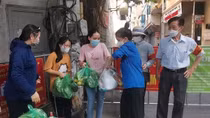 Giúp nhau đi qua những ngày gian khó
