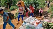 Người dân Trà Leng gùi nông sản hỗ trợ vùng tâm dịch