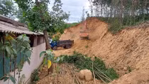 Nguy cơ sạt trượt từ việc khai thác đất đồi trái phép