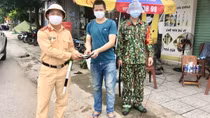Chốt kiểm soát trao trả ví tiền cho người dân đánh rơi
