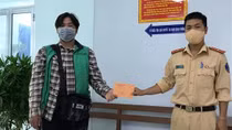 Cảnh sát giao thông trao trả tiền đánh rơi cho người dân
