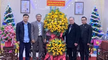 Chủ tịch nước gửi lẵng hoa chúc mừng Giáng sinh đến Tòa Tổng Giám mục Giáo phận Huế