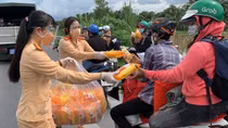 Những "bóng hồng" giúp người dân về quê tránh dịch