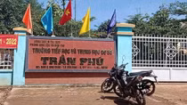 Hiệu trưởng từ chối học sinh bị mắc kẹt do dịch nhập học