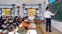 Dịch bao vây, giáo viên “cắm chốt” tại trường