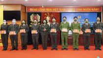 100 máy tính bảng được trao tặng trong Chương trình “Sóng và máy tính cho em”
