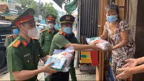 Công an TP Hồ Chí Minh tặng 1.000 phần quà cho người dân khó khăn