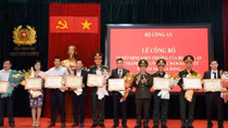 Trao Bằng khen của Bộ Công an cho các đơn vị phối hợp đảm bảo an ninh trật tự