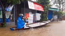 Mưa lũ ngập nhiều tuyến đường, miền Trung bị chia cắt