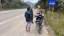 Lực lượng Công an cơ sở tăng ca để phục vụ nhân dân