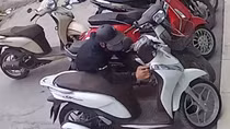 Rủ thiếu niên 14 tuổi lừa chủ cửa hàng bán xe, chiếm đoạt 2 xe máy