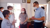 Thăm hỏi 3 gia đình cán bộ tuyến đầu chống dịch có người thân qua đời