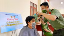 Những “thợ cắt tóc bất đắc dĩ” giúp đồng đội trong mùa dịch
