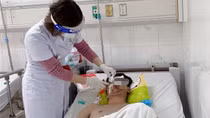 Tự chế pháo, nam thanh niên bị hỏng một bên mắt, nát hai tay