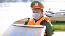 Trung úy Cảnh sát dũng cảm cứu nam thanh niên dưới dòng sông chảy xiết