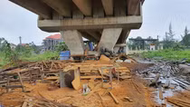 Xưởng đóng tàu mọc “chui” dưới chân cầu Tư Hiền