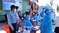 Cô giáo tiêm 2 mũi vaccine trong 10 phút