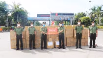 Trao tặng bảo hộ y tế và nhu yếu phẩm thiết yếu cho lực lượng tuyến đầu phòng, chống dịch