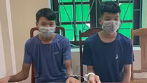 Hai anh em ruột trói bé trai 8 tuổi, cướp dây chuyền trả tiền chơi game