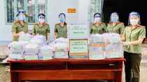 Trường Cao đẳng ANND I tặng quà cho học sinh nghèo ảnh hưởng dịch bệnh