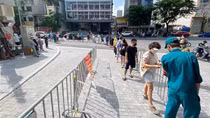 Người dân xếp hàng dài trước trường tiểu học mua bánh Trung thu