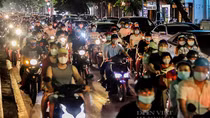 Dân đổ ra đường tối Trung thu: Thành quả chống dịch bị thách thức