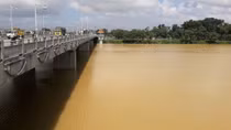Nước sông Hương đổi màu vàng đục kéo dài, người dân lo lắng