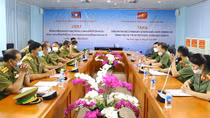 Công an tỉnh Hà Tĩnh tặng trang thiết bị y tế cho Công an tỉnh Bô Ly Khăm Xay và Khăm Muộn