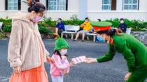 Công an Lâm Đồng tặng quà cho lực lượng làm nhiệm vụ trong khu cách ly