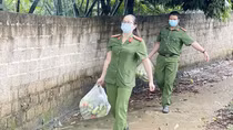 “Mẹ ơi, bao giờ mẹ về?”