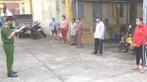 Con gái rủ 6 người đến nhà cha tụ tập đánh bạc giữa mùa dịch