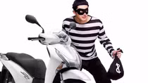 Nhiều vụ trộm tài sản nhắm vào hộp đựng phía trước xe môtô